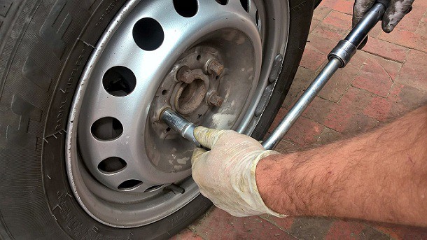 How to Remove a Tire from a Rim